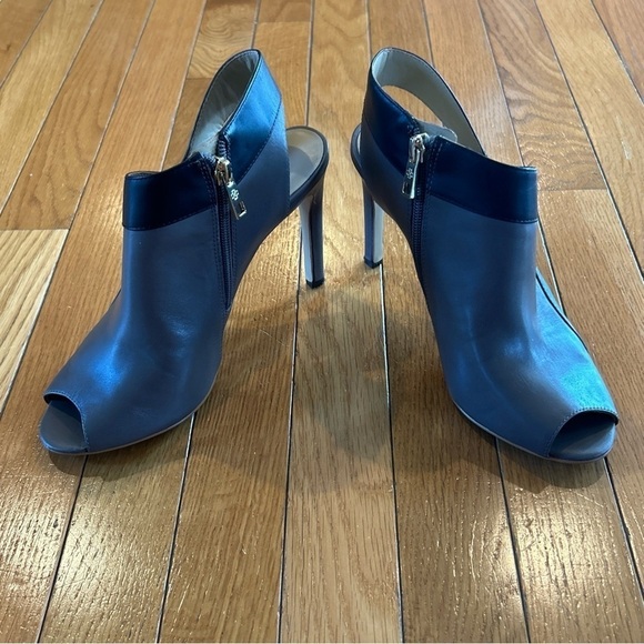 Ann Taylor Cara Crisscross Peep Toe Leather Sandals Heels Black Tan Women’s 7.5 - Picture 2 of 10